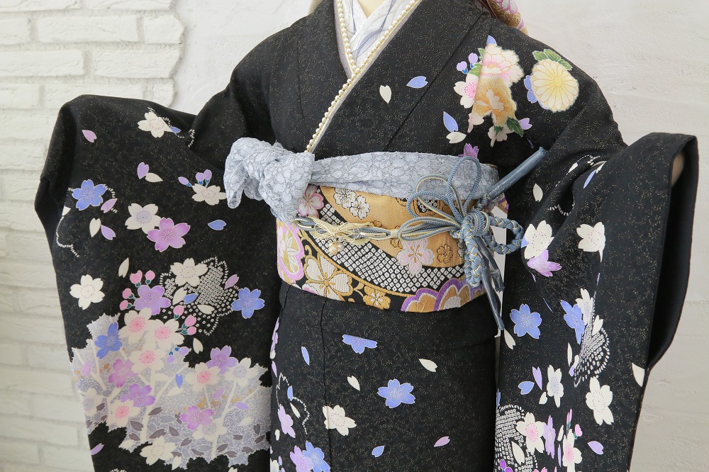 黒地の振袖の上半身コーディネート（水色系刺繍半襟、パール付重ね衿、レースの帯揚げ、くすみカラー帯締め）